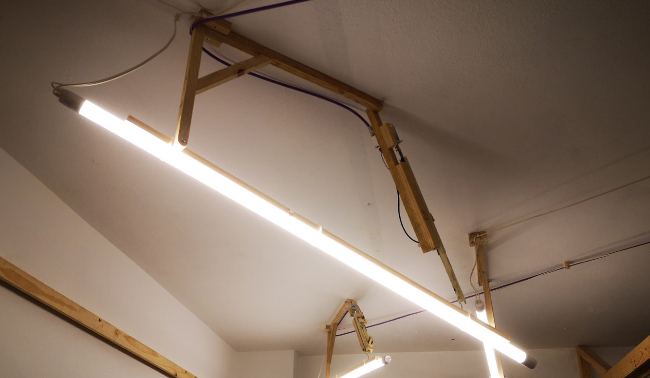 Tubular light and wood mechanic structure.